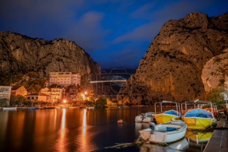 Téléchargez les photos : Vue romantique de l'Omis en Dalmatie, Croatie - en image libre de droit