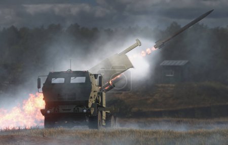 Foto de Sistema de artillería de cohetes de alta movilidad durante el disparo - Imagen libre de derechos