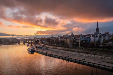 Téléchargez les photos : Panorama de la vieille ville avec reflet dans la rivière Oder au coucher du soleil, Szczecin, Pologne - en image libre de droit
