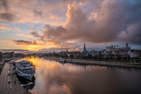 Téléchargez les photos : Panorama de la vieille ville avec reflet dans la rivière Oder au coucher du soleil, Szczecin, Pologne - en image libre de droit