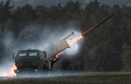 Téléchargez les photos : Système d'artillerie à fusée à haute mobilité pendant le tir - en image libre de droit