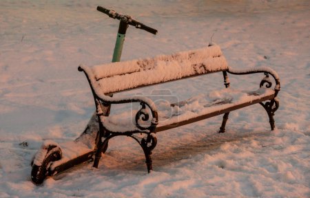 Foto de Scooter eléctrico dejado en el parque de invierno - Imagen libre de derechos
