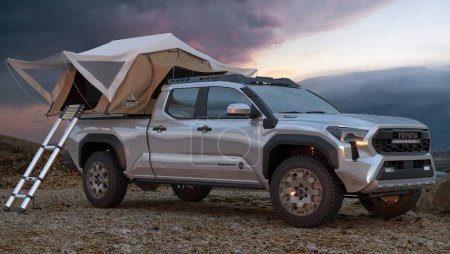 Téléchargez les photos : Tente de lit de camion Toyota Tacoma - en image libre de droit