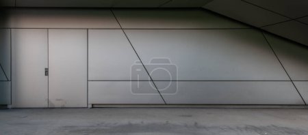 Téléchargez les photos : Metal facade of modern building with ramp - en image libre de droit