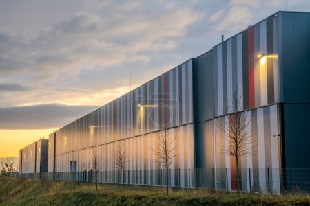 Téléchargez les photos : Modern warehouse during sunset - en image libre de droit