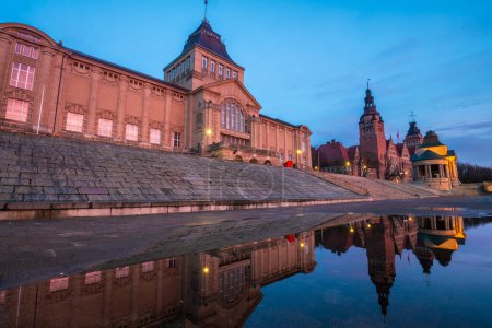 Téléchargez les photos : The historic buildings of Haken Terrace in Szczecin reflected in puddles of water - en image libre de droit