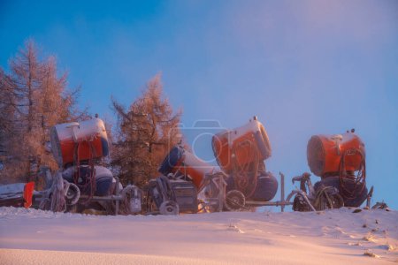 Téléchargez les photos : Canons à neige par un matin givré - en image libre de droit