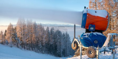 Téléchargez les photos : Canon à neige pendant la fabrication de neige sur la pente - en image libre de droit