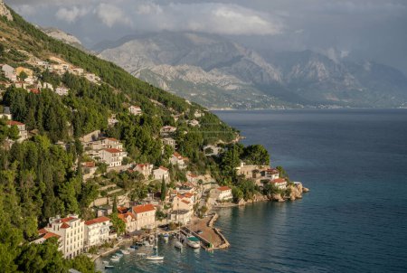 Téléchargez les photos : La belle côte Adriatique en Croatie près de la station balnéaire de Makarska - en image libre de droit