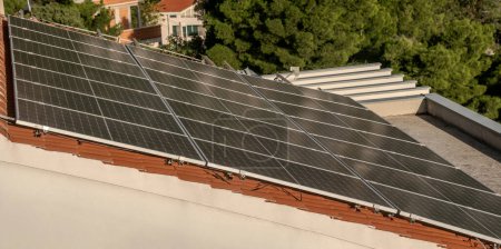 Foto de Paneles fotovoltaicos en el techo de un hotel en la costa adriática en Croacia - Imagen libre de derechos