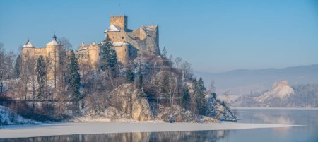 Foto de Dos castillos Niedzica y Czorsztyn en el paisaje de invierno, Niedzica, Polonia - Imagen libre de derechos