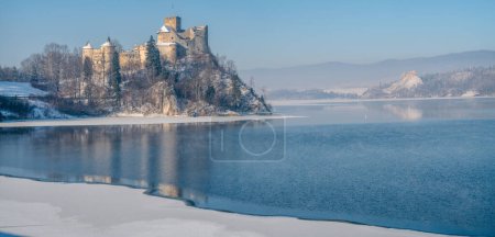 Foto de Dos castillos Niedzica y Czorsztyn en el paisaje de invierno, Niedzica, Polonia - Imagen libre de derechos