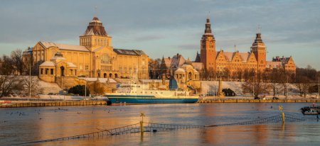 Téléchargez les photos : Les bâtiments historiques de Haken Terrace à Szczecin reflétés dans la rivière - en image libre de droit