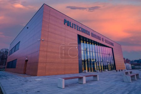 Téléchargez les photos : Bâtiment moderne de l'Université maritime de technologie à Szczecin (Politechnika Morska w Szczecinie) - en image libre de droit