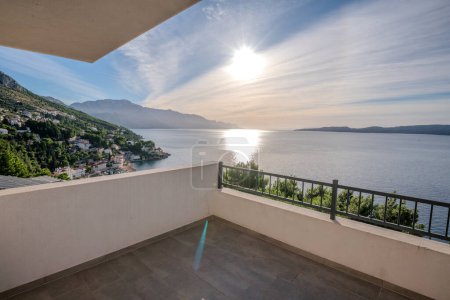 Téléchargez les photos : Terrasse d'un penthouse en bord de mer décoré dans un style minimaliste - en image libre de droit