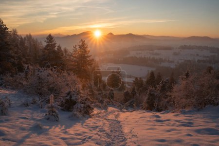 Téléchargez les photos : Beaux paysages d'hiver montrant le lever du soleil d'hiver dans les montagnes du Pieniny en Pologne - en image libre de droit
