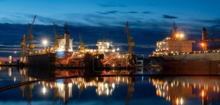 Foto de Reparación de buques en el astillero por la noche - Imagen libre de derechos
