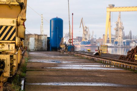 Téléchargez les photos : Le quai du chantier de réparation navale, y compris les grues - en image libre de droit
