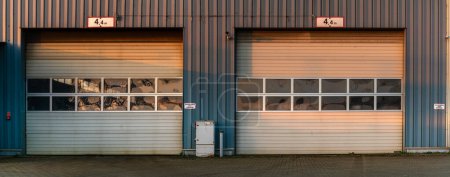 Téléchargez les photos : Porte de garage dans un bâtiment industriel - en image libre de droit