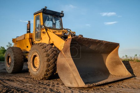 Téléchargez les photos : Chargeuse bulldozer sur le chantier de construction - en image libre de droit