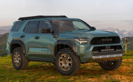Téléchargez les photos : Toyota 4Runner Trailhunter 2025 : le SUV à l'atterrissage - en image libre de droit