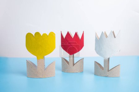 Foto de Toilet paper roll craft concept for kid and kindergarten, DIY, tutorial, spring flower toy, recycle art - Imagen libre de derechos