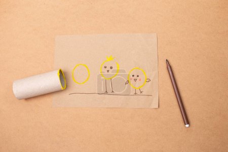 Foto de Ideas de sellos con rollos de papel higiénico, vista superior, impresión de pollo, materiales reciclados, actividad para niños - Imagen libre de derechos