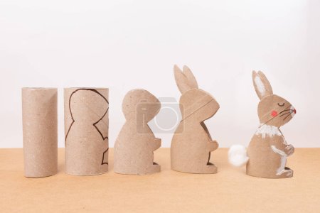 Foto de Un conejito de Pascua hecho de tubo de papel reciclado, bricolaje, tutorial, artesanía para niños - Imagen libre de derechos
