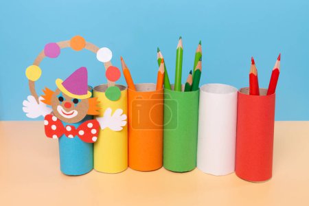 Téléchargez les photos : Bricolage, artisanat de clown à partir de matériaux recyclés, stand pour les articles scolaires fabriqués à partir de rouleaux vides de papier toilette - en image libre de droit