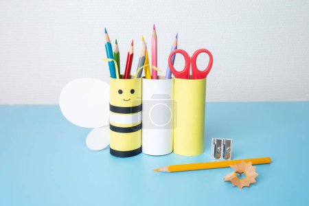 homemade pencil holder, toilet paper roll craft concept for kid and kindergarten, DIY, tutorial, bee toy, preschooler activity 