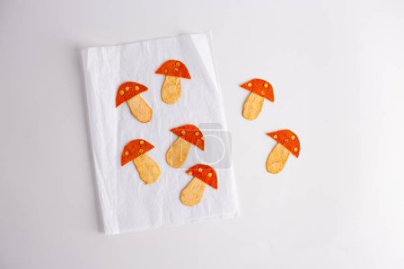 Téléchargez les photos : Champignons en écorce de mandarine sèche, décorations, artisanat pour enfants, vue sur le dessus - en image libre de droit