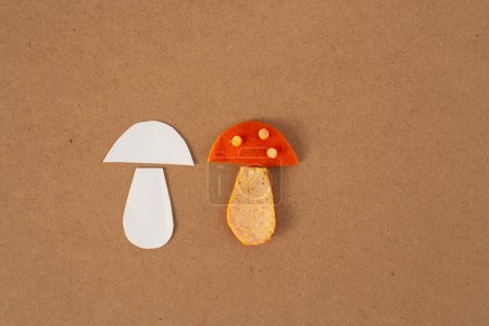 Téléchargez les photos : Un artisanat de mandarine pelée en forme de champignon assis sur une table, minimaliste, gros plan, vue de dessus - en image libre de droit