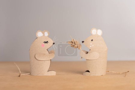 zwei Mäuse aus recycelter Toilettenpapierrolle, Konzeptkunst, braunes Papier, einfaches, rohrförmiges Spielzeug, pädagogische und handwerkliche Aktivitäten, DIY, grauer Hintergrund, Vorderansicht