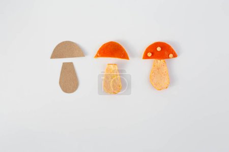 Téléchargez les photos : Comment fabriquer des champignons artisanaux à partir de peau de mandarine, concept art, gros plan - en image libre de droit