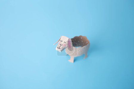 Téléchargez les photos : Un mouton fait de papier toilette sur une surface bleue, art populaire, partie du processus, projet d'art pour les enfants, tutoriel, étape 1, surface bleue - en image libre de droit
