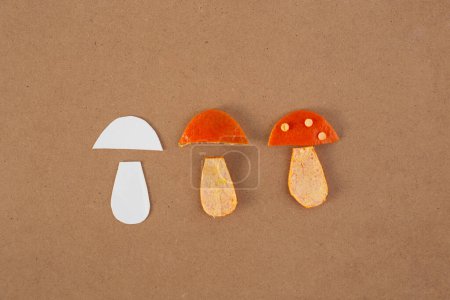 Téléchargez les photos : Processus de fabrication de champignons à partir de peau de mandarine, bricolage, activité pour les enfants, tutoriel - en image libre de droit