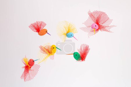 Engagieren Sie Kinder mit einem einfachen Vogelbasteln aus Erdnüssen, perfekt für den Sommer. Erstellen Sie charmante Kolibri-Spielzeuge mit dieser hausgemachten Aktivität, die Kreativität fördern und gleichzeitig Recyclingkonzepte umarmen.