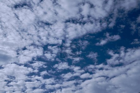Foto de Cielo azul lleno de nubes blancas, día soleado - Imagen libre de derechos