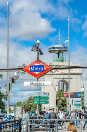 Téléchargez les photos : MADRID, ESPAGNE - 5 OCTOBRE 2021 : Panneau du métro de Madrid à la station de métro Moncloa - en image libre de droit
