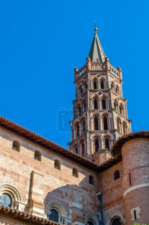 Téléchargez les photos : La basilique de Saint-Sernin à Toulouse, en France, construite dans le style roman entre 1080 et 1120 environ, la construction se poursuivant par la suite - en image libre de droit