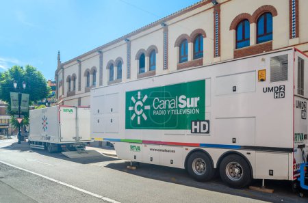 Téléchargez les photos : FUENGIROLA, ESPAGNE - 8 OCTOBRE 2021 : Camion de l'équipe de radio locale andalouse Canal Sur devant les arènes à Fuengirola, Andalousie, sud de l'Espagne - en image libre de droit