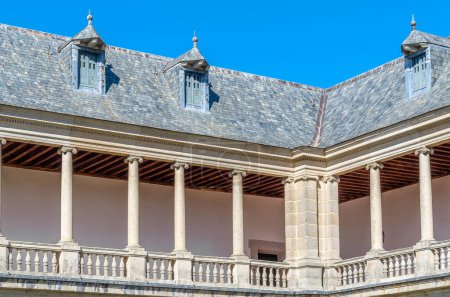 Foto de Detalle arquitectónico del Real Sitio de San Lorenzo de El Escorial, España, construido entre 1563 y 1584, es el edificio renacentista más grande del mundo, declarado Patrimonio de la Humanidad por la UNESCO en 1984 - Imagen libre de derechos