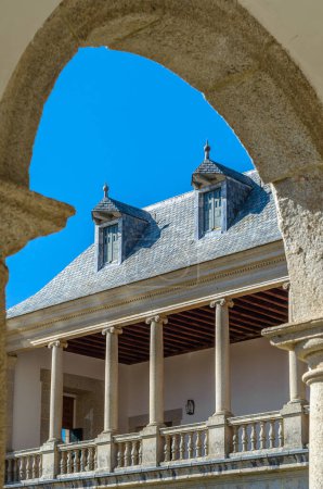 Foto de Detalle arquitectónico del Real Sitio de San Lorenzo de El Escorial, España, construido entre 1563 y 1584, es el edificio renacentista más grande del mundo, declarado Patrimonio de la Humanidad por la UNESCO en 1984 - Imagen libre de derechos