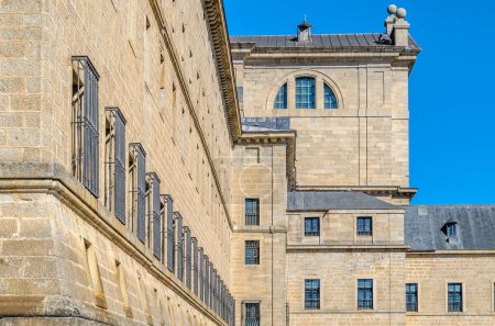 Foto de Vista del Real Sitio de San Lorenzo de El Escorial, España, construido entre 1563 y 1584, es el edificio renacentista más grande del mundo, declarado Patrimonio de la Humanidad por la UNESCO en 1984, funciona como monasterio, basílica, palacio real entre otros - Imagen libre de derechos