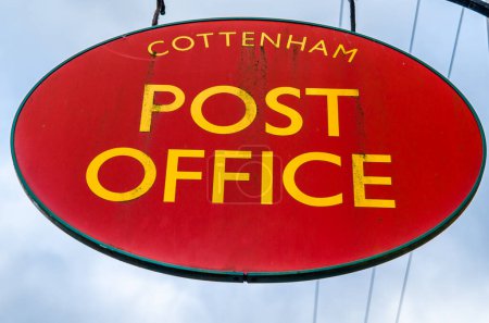 Téléchargez les photos : COTTENHAM, ENGLAND, UK - DECEMBER 30, 2013: Symbol of an English Post Office in the village of Cottenham, Cambridgeshire, England, UK - en image libre de droit