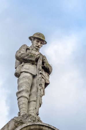 Téléchargez les photos : COTTENHAM, ENGLAND, UK - DECEMBER 30, 2013: Statue in the village of Cottenham, Cambridgeshire, England, UK, dedicated to the memory of the men of Cottenham who died in World War I and World War II - en image libre de droit