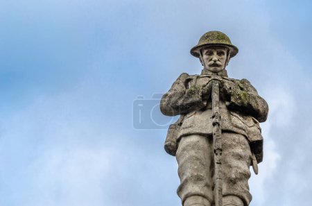 Téléchargez les photos : COTTENHAM, ENGLAND, UK - DECEMBER 30, 2013: Statue in the village of Cottenham, Cambridgeshire, England, UK, dedicated to the memory of the men of Cottenham who died in World War I and World War II - en image libre de droit