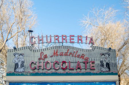 Téléchargez les photos : MADRID, SPAIN - DECEMBER 27, 2021: Kiosk of a churro shop (churreria) in Barrio del Pilar, a neighborhood in the north of Madrid, Spain - en image libre de droit