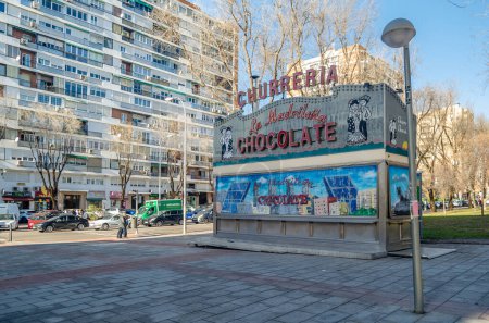 Téléchargez les photos : MADRID, SPAIN - DECEMBER 27, 2021: Kiosk of a churro shop (churreria) in Barrio del Pilar, a neighborhood in the north of Madrid, Spain - en image libre de droit