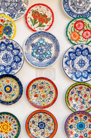 Téléchargez les photos : MIJAS, ESPAGNE - 9 OCTOBRE 2021 : Plaques céramiques colorées typiques dans une boutique de souvenirs et d'artisanat dans le village de Mijas sur la Costa del Sol, province de Malaga, Andalousie, sud de l'Espagne - en image libre de droit